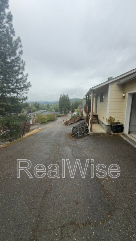 Building Photo - 1384 NE Ridge Ave