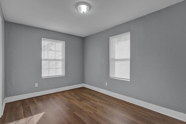 Building Photo - 2 bed 1 bath + laundry