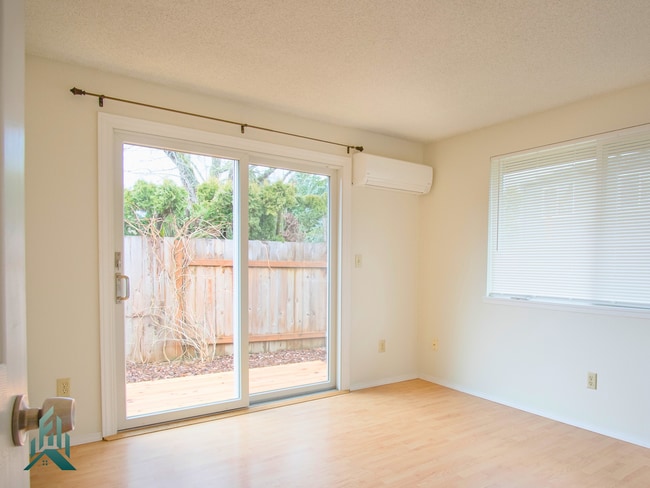 Building Photo - Quiet and comfortable 3 bed/ 1 bathroom house