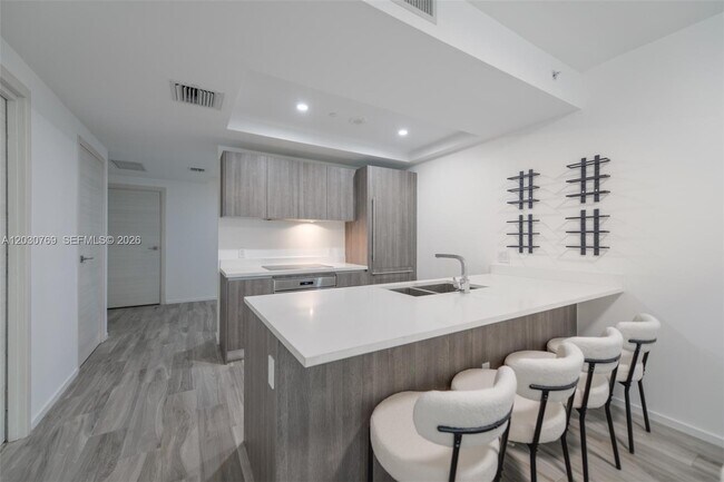 Building Photo - 801 S Miami Ave