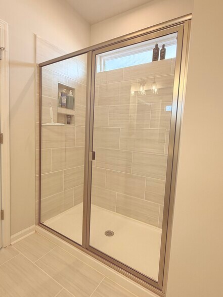Huge shower - 306 Poinsett Bridge Way
