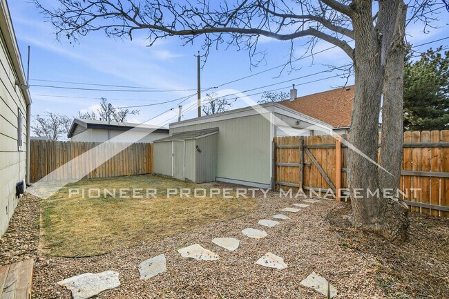 Building Photo - Charming Home with Washer/Dryer and Fenced Yard