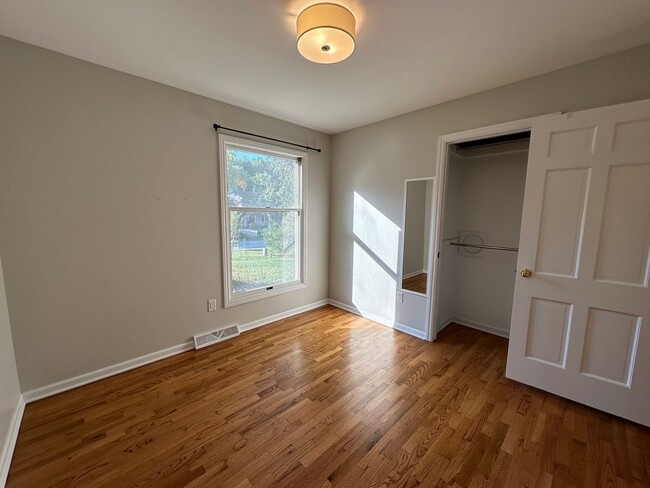 Building Photo - Large 4 bedroom ranch in Forest Hills