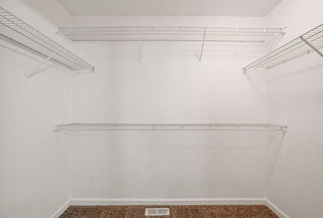 Building Photo - Cute 2bd, 2.5ba Townhome Across from Cotto...