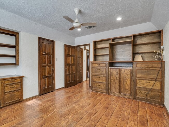 Building Photo - 8 Shadowood St