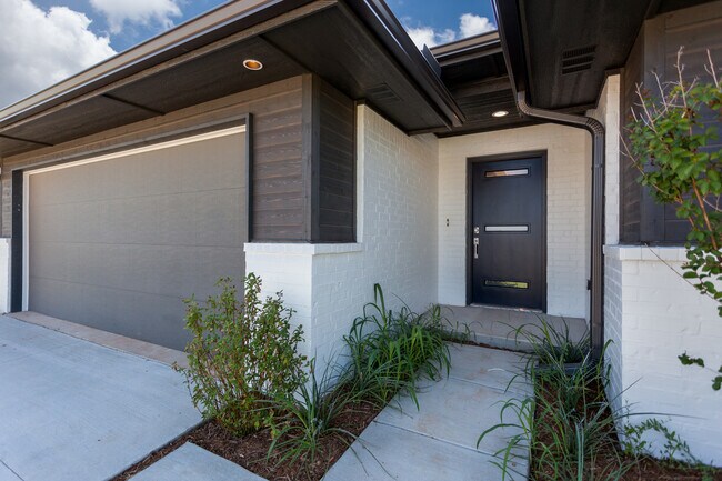 Building Photo - Stylish, Modern, Nearly New | 4-Bed | 2-Bath | Deer Creek Schools