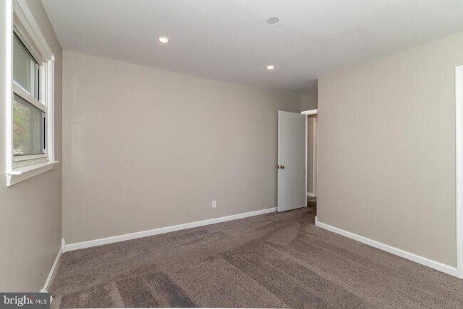 Building Photo - 400 E Main St