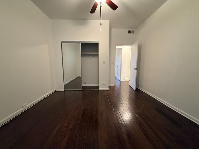Building Photo - Rogers Park 2 Bed 1 Bath/ Dog Friendly / First Floor Unit