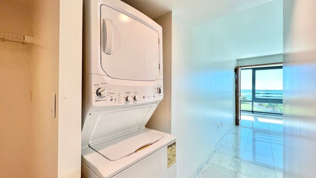 Building Photo - 2-BED/2-BATH AVAILABLE AT NAURU TOWER near...