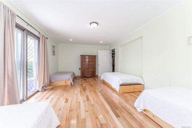 Building Photo - 747 Iris Pl