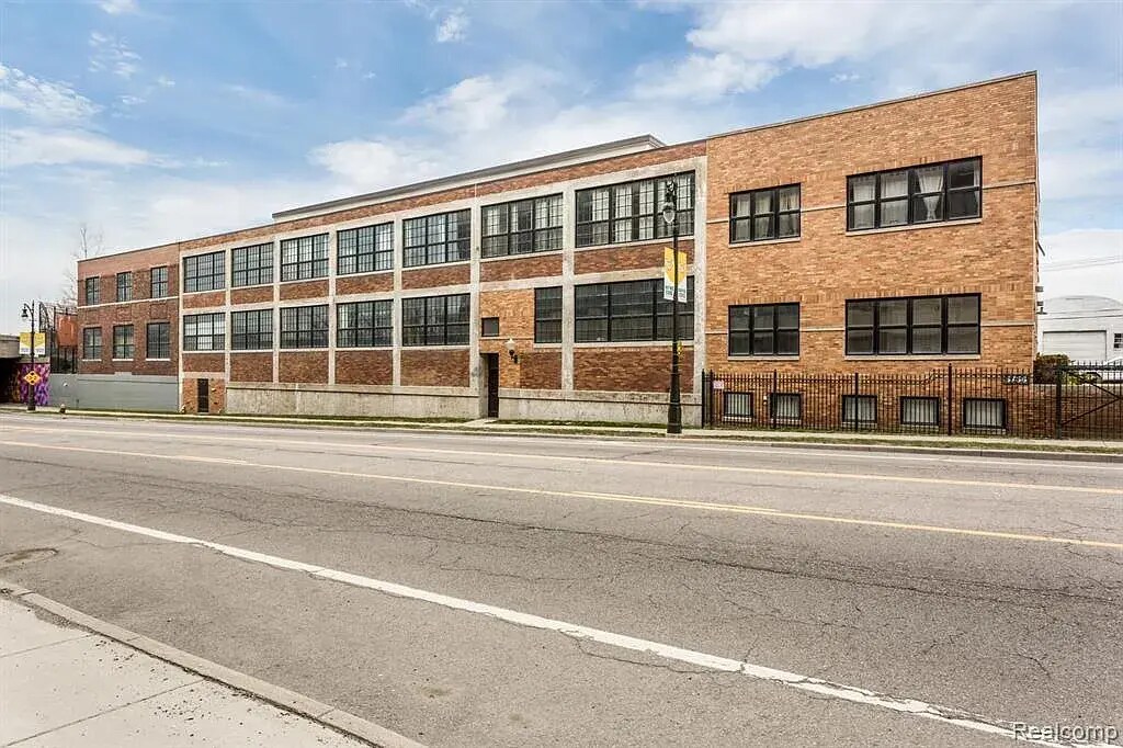 Building Photo - 5766 Trumbull St