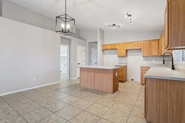 Building Photo - Nice 3 bedroom 2 bath