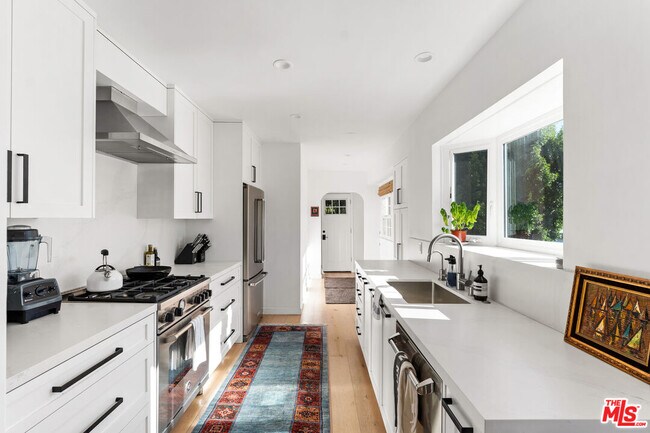 Building Photo - 502 N Sweetzer Ave