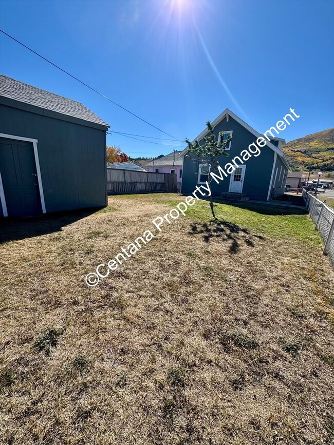 Building Photo - Huge 3 bedroom house with 2 bonus rooms an...
