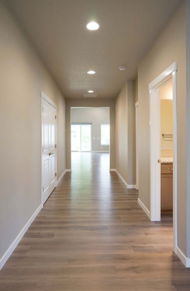 Building Photo - Elegant and Pristine Post Falls Home