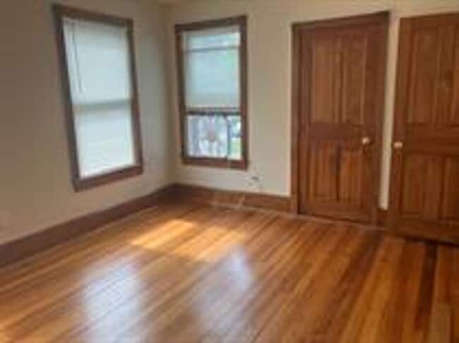 Building Photo - 209 Roxbury St