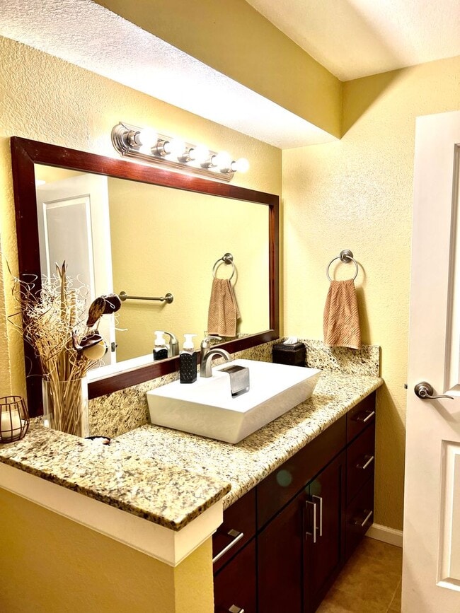 Building Photo - Centrally Located Roseville Condo