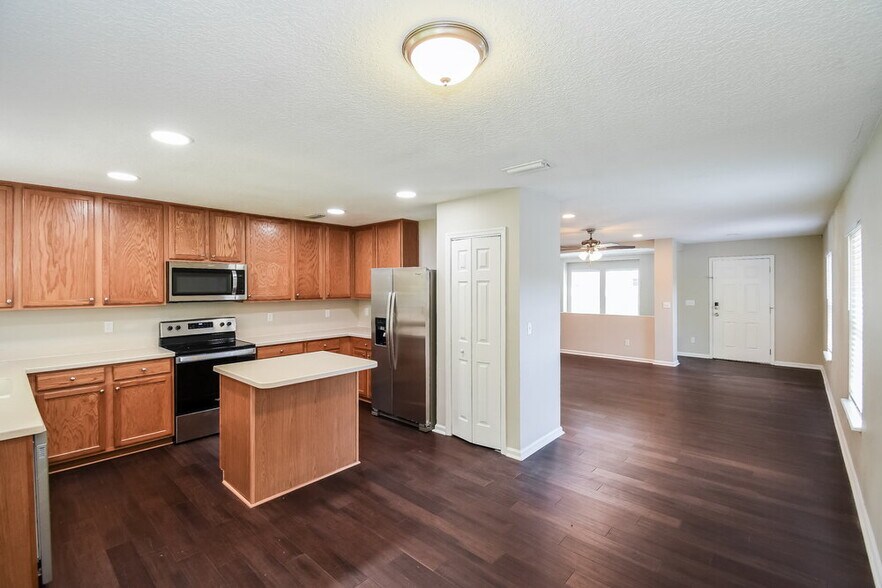 Building Photo - 7068 Beekman Lake Dr
