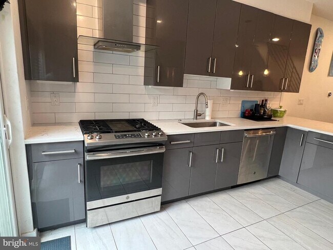 Building Photo - 1431 N 28th St