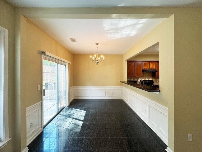 Building Photo - 2442 Fairlie Dr