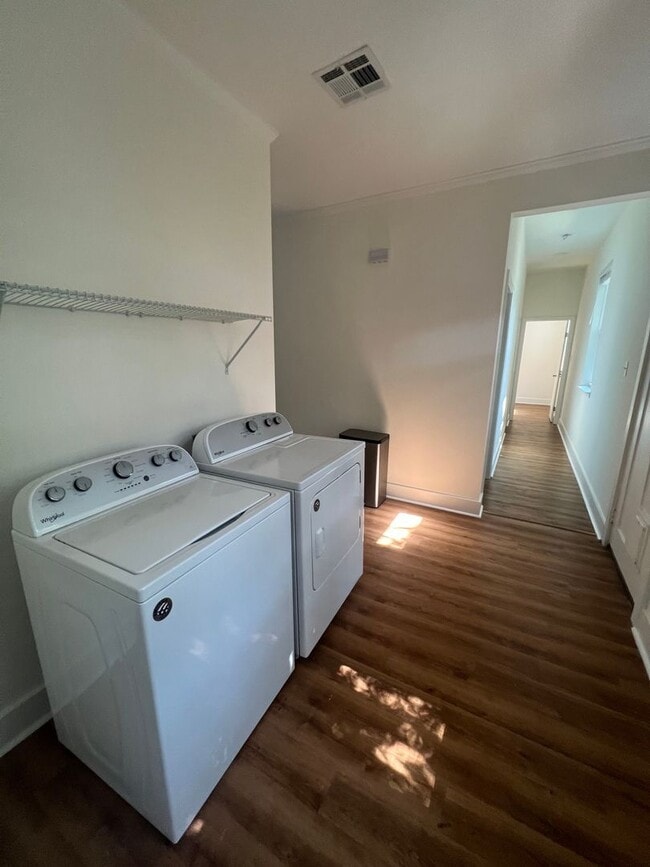 Building Photo - 5bd/2ba Located Near Campus and Broadway!