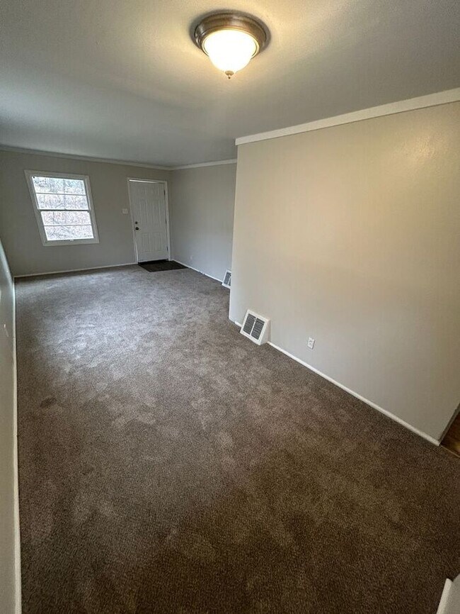 Building Photo - Cozy 3-Bedroom Home in a Convenient and Fa...