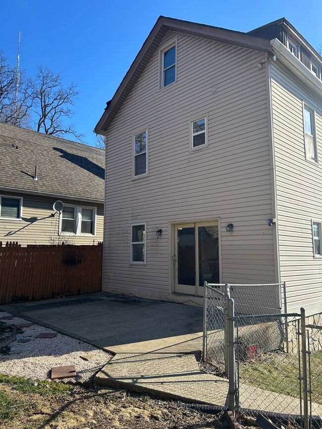 Building Photo - Large Single Family Home near Riverview Park