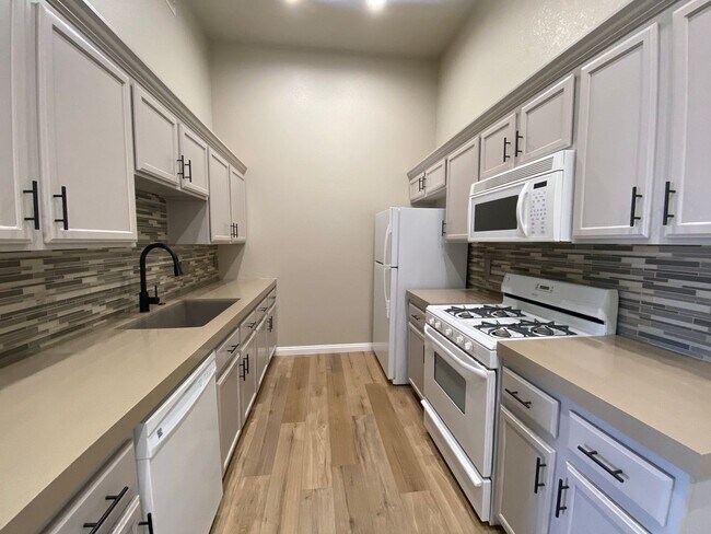 Building Photo - Modern Condo in Gated Community!