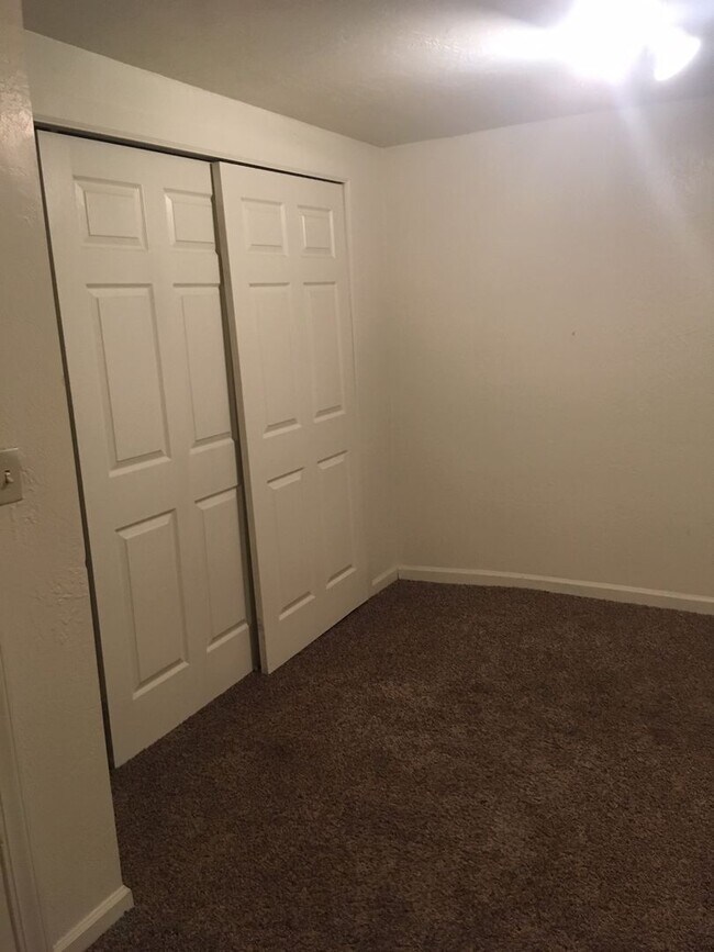 Building Photo - 3 bedroom duplex