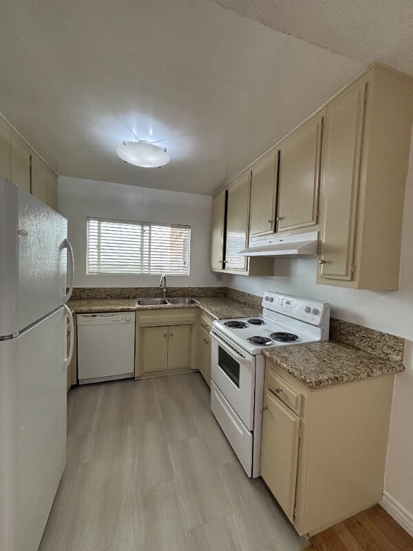 Building Photo - 2042 Beachwood Dr