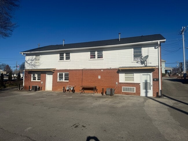 Building Photo - 1005 W 1st N St