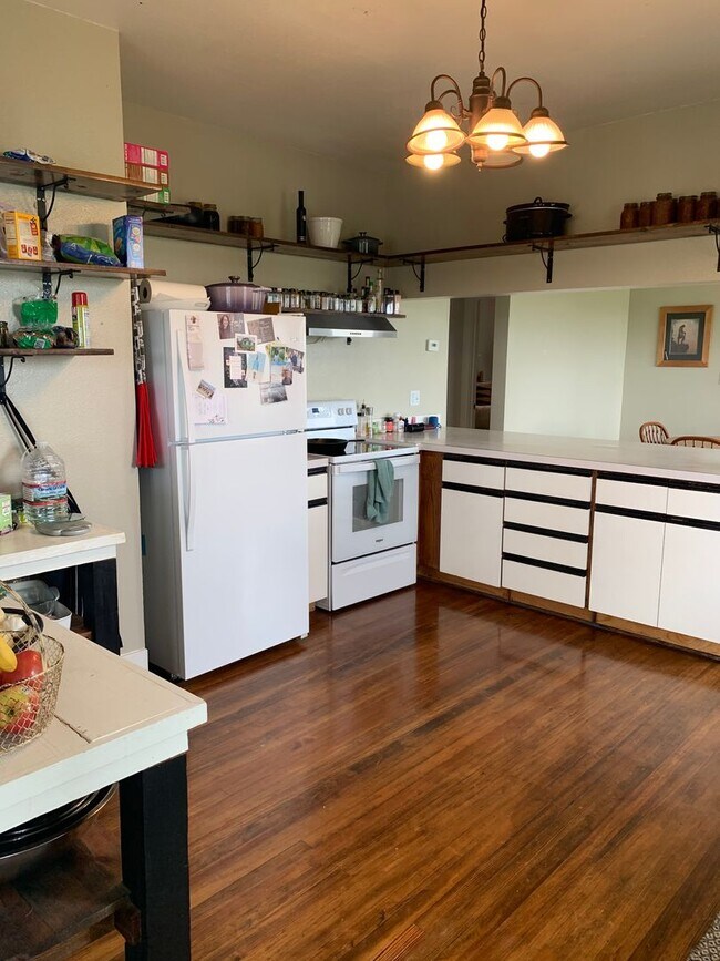 Building Photo - Ranch Style Farm House!