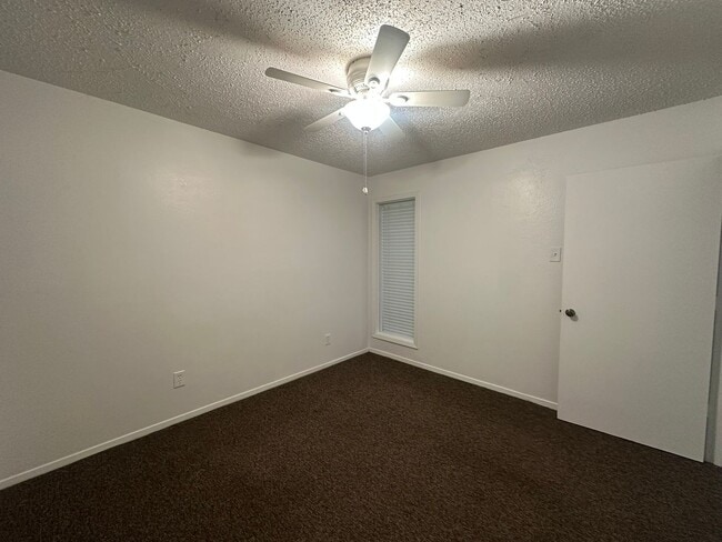 Building Photo - Charming 2-Bed Unit in Dallas! Community p...