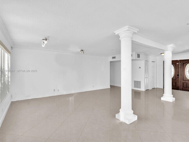 Building Photo - 4416 SW 35th Ave