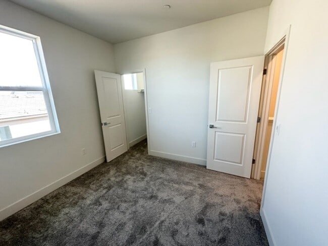 Building Photo - Boulevards End Unit Townhouse, 3 Bed / 2.5 Bath, Amenities, Close to 580 - Short term lease throu...