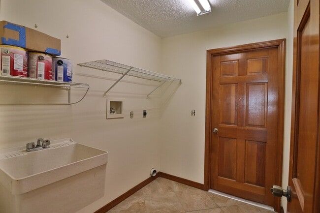Building Photo - 3/2/2 Split plan with over 2100 square feet