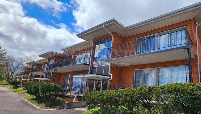 Building Photo - 3813 Briar Pl