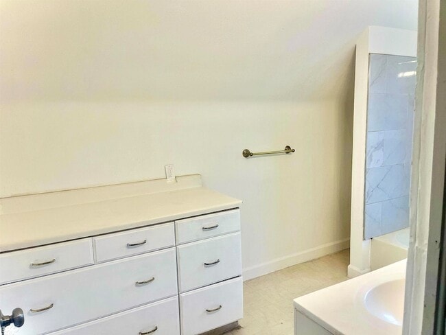 Building Photo - 13 E Glenwood Ave