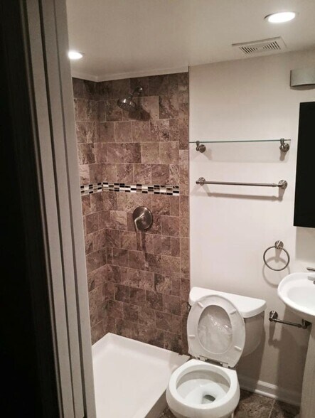 Bathroom pic - 1406 3rd St NW