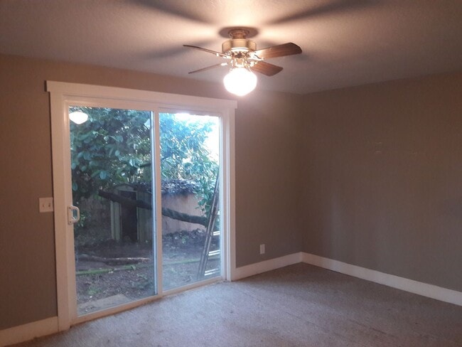 Building Photo - 4 Bedroom 3 Bathroom South Hills home Near...