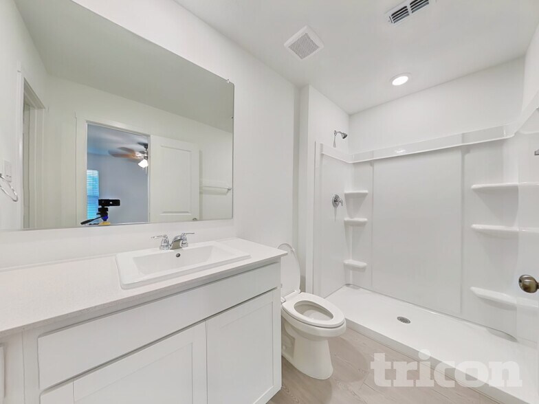 Building Photo - 1620 Parlier St