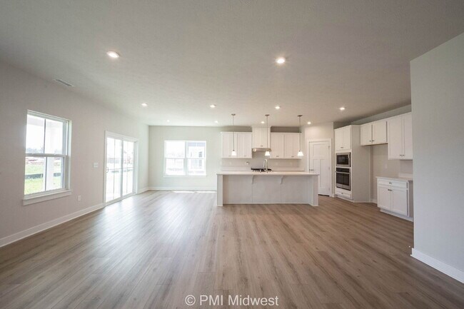 Building Photo - "Spacious 5-Bedroom Retreat with 2.5 Baths...