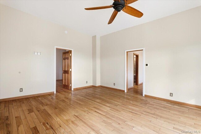 Building Photo - 333 Lake Dr
