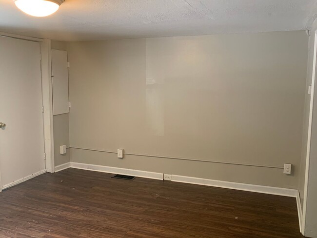 Building Photo - 3 bedroom 1.5 bathroom located in Carlisle...