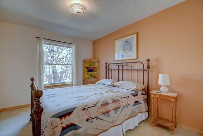 Building Photo - Executive 4 bedroom NE Heights home