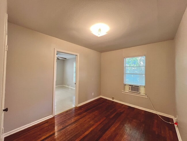 Building Photo - Availably July 12: Charming 3 Bedroom 1 Ba...