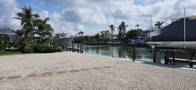 Building Photo - 1666 Sabal Palm Dr
