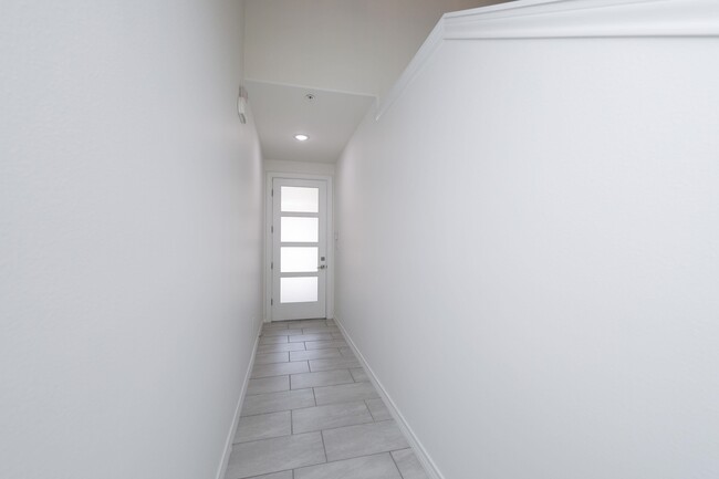 Building Photo - 9921 Bijan Dr
