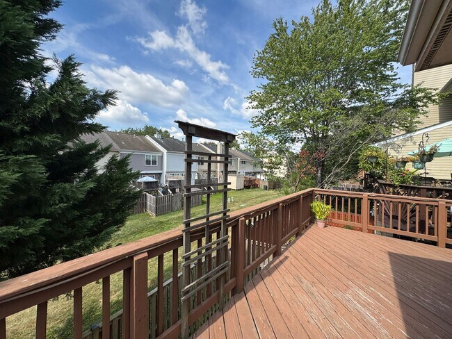 Building Photo - Beautiful And Spacious 3 Bed 3 Bath End Un...