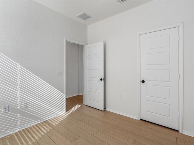 Building Photo - 12501 Chumleys St